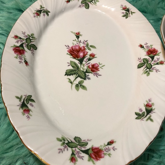 2 of each Lynn’s fine China 2 serving platers and 2 serving bowls Victorian Rose - Picture 2 of 4